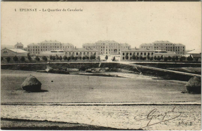 Carte postale ancienne Epernay Le Quartier de Cavalerie à Épernay
