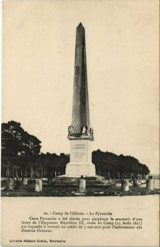 Carte postale ancienne Camp de Chalons La Pyramide Cette Pyramide a ete elevée pour