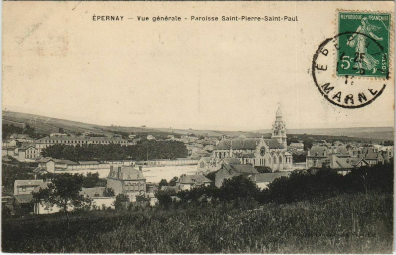 Carte postale ancienne Epernay Vue générale PAROISse Saint-Pierre Saint-Paul à Épernay