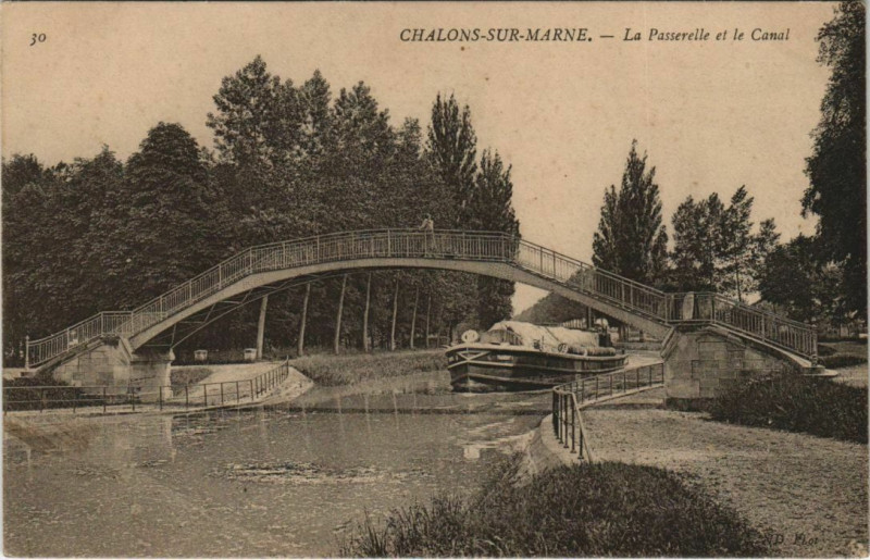 Carte postale ancienne Chalons-sur-Marne - La Passerelle et le Canal