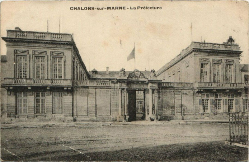 Carte postale ancienne Chalons-sur-Marne - Las Prefecture