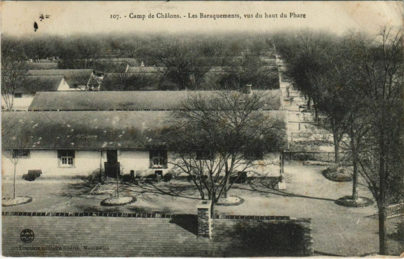 Carte postale ancienne Camp de Chalons - Les Baraquments vus du haut du Phare