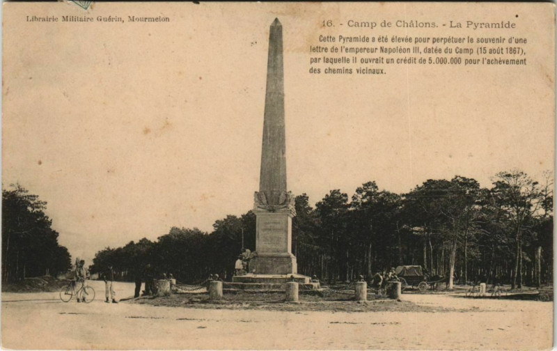 Carte postale ancienne Camp de Chalons - La Pyramide