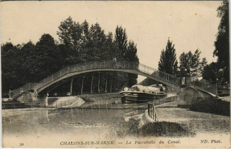 Carte postale ancienne Chalons-sur-Marne - La Passerelle du Canal