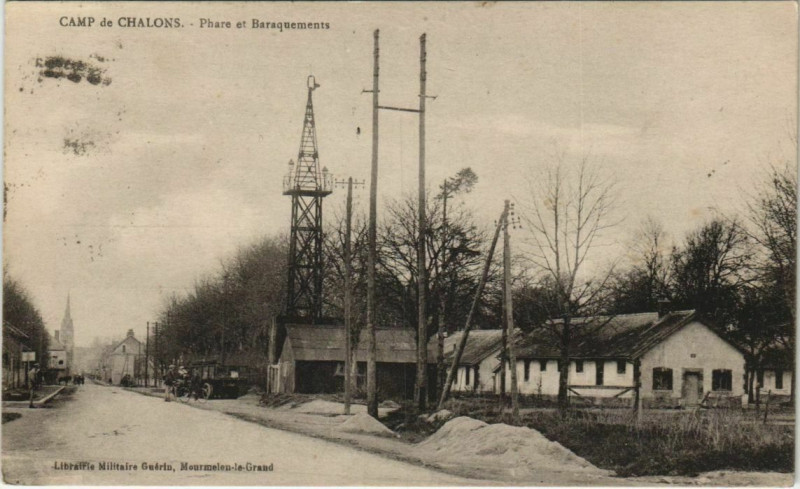 Carte postale ancienne Camp de Chalons - Phare et Baraquements