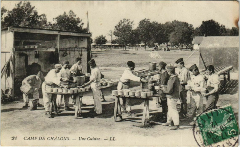Carte postale ancienne Camp de Chalons - Une Cuisine à Cuis