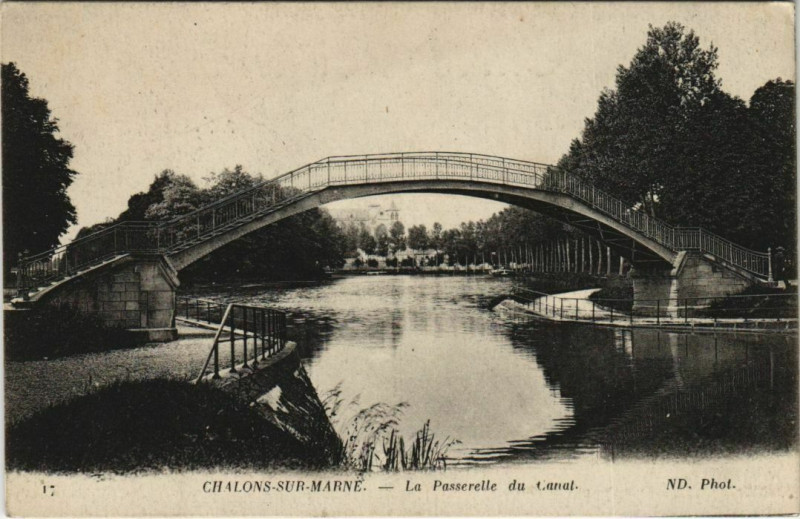 Carte postale ancienne Chalons-sur-Marne - Le Passerelle du Canal