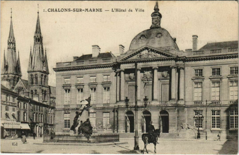 Carte postale ancienne Chalons-sur-Marne - L'Hotel de Ville