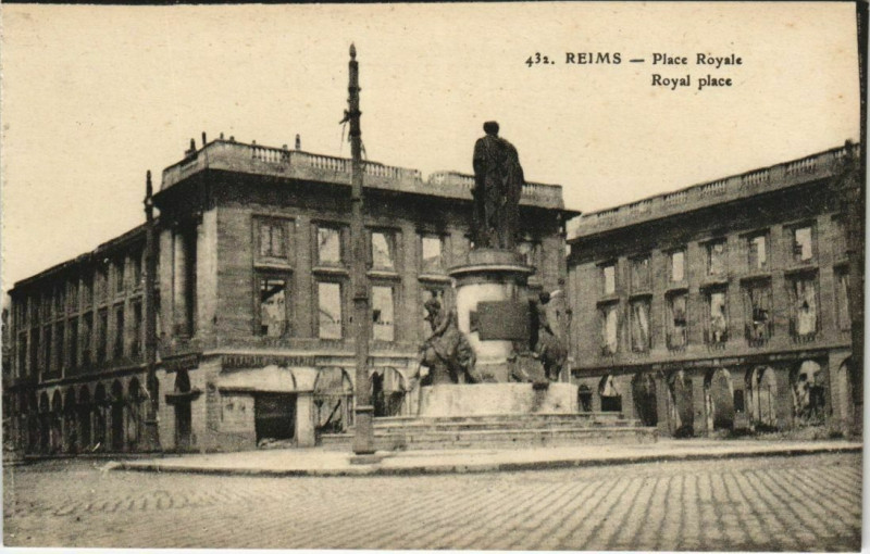 Carte postale ancienne Reims - Place Royale à Reims