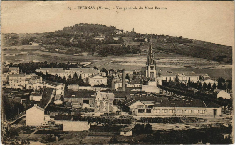 Carte postale ancienne Epernay - Vue générale du Mont Bernon à Épernay
