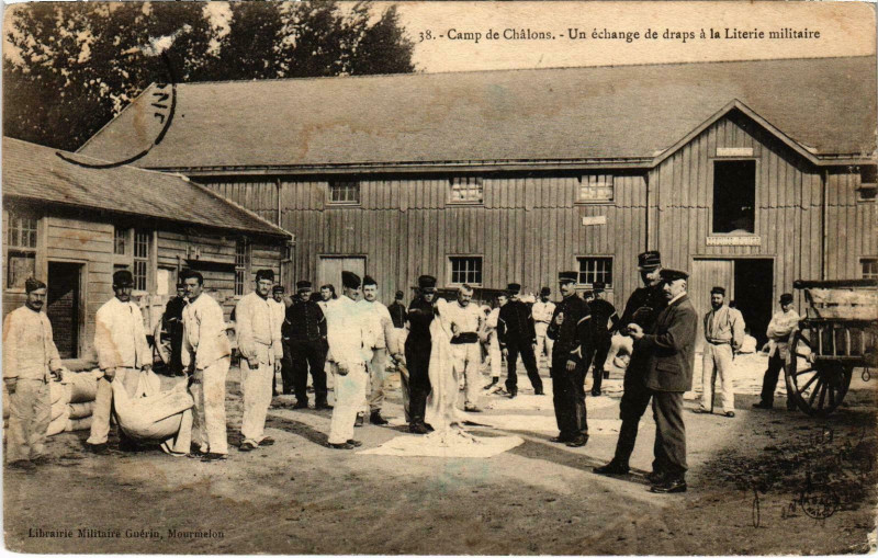 Carte postale ancienne Militaire - Camp de Chalons Un echange de draps a la Literie