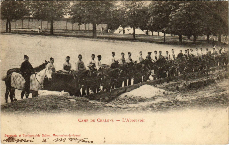 Carte postale ancienne Militaire - Camp de Chalons - L'Abreuvoir