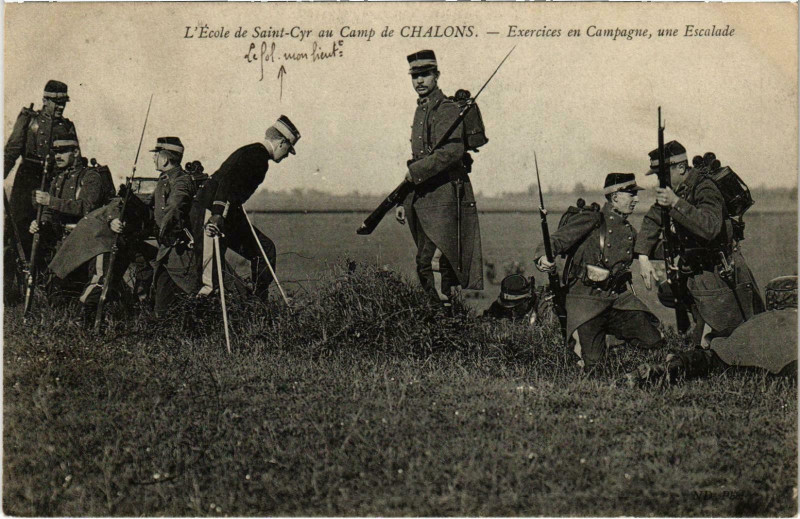 Carte postale ancienne Militaire - L'Ecole de Saint-Cyr au Camp de Chalons