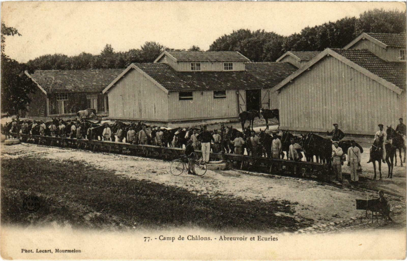 Carte postale ancienne Militaire - Camp de Chalons - Abreuvoir et Ecuries
