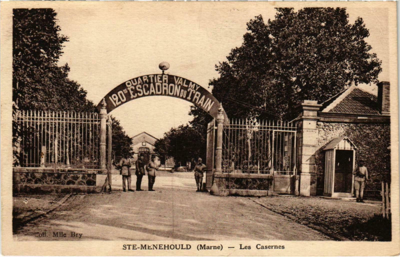 Carte postale ancienne Militaire - Sainte-Menehould - Les Casernes à Sainte-Menehould