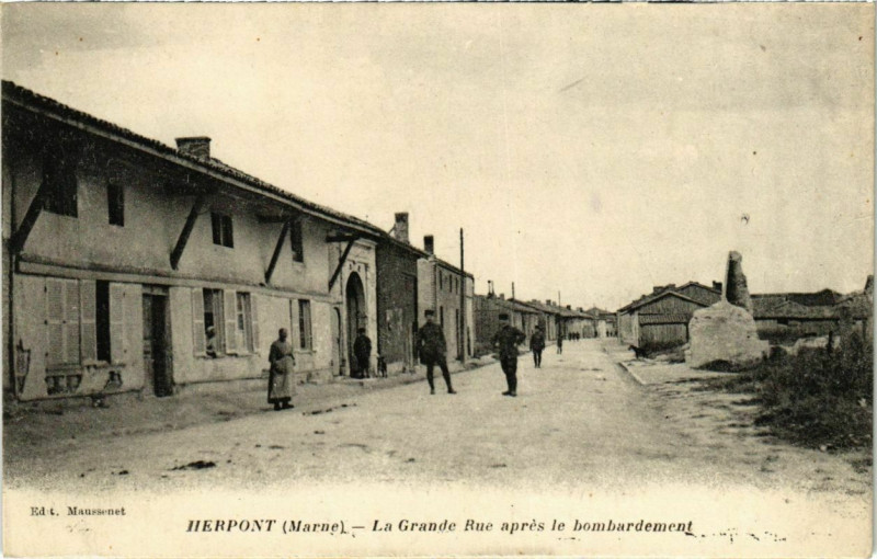 Carte postale ancienne Herpont -la-Grande Rue apres le Bombardement à Herpont