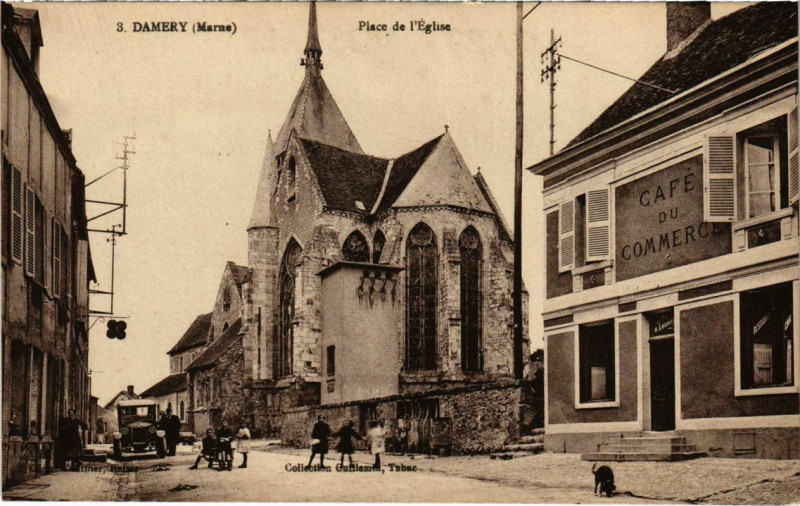 Carte postale ancienne Damery - Place de l'Eglise à Damery