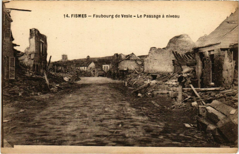 Carte postale ancienne Fismes - Faubourg de Vesle à Fismes