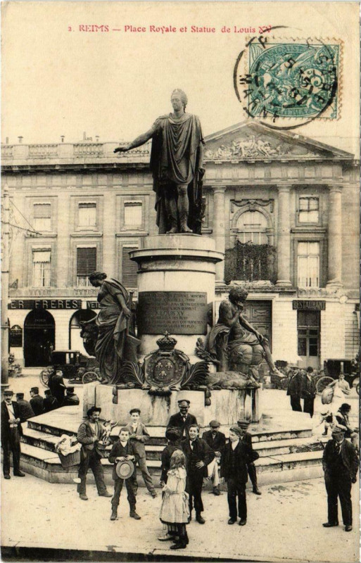 Carte postale ancienne Reims - Place Royale et Statue de Louis Xv à Reims