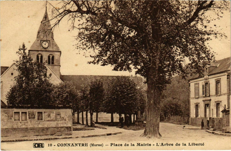 Carte postale ancienne Connatre - Place de la Mairie