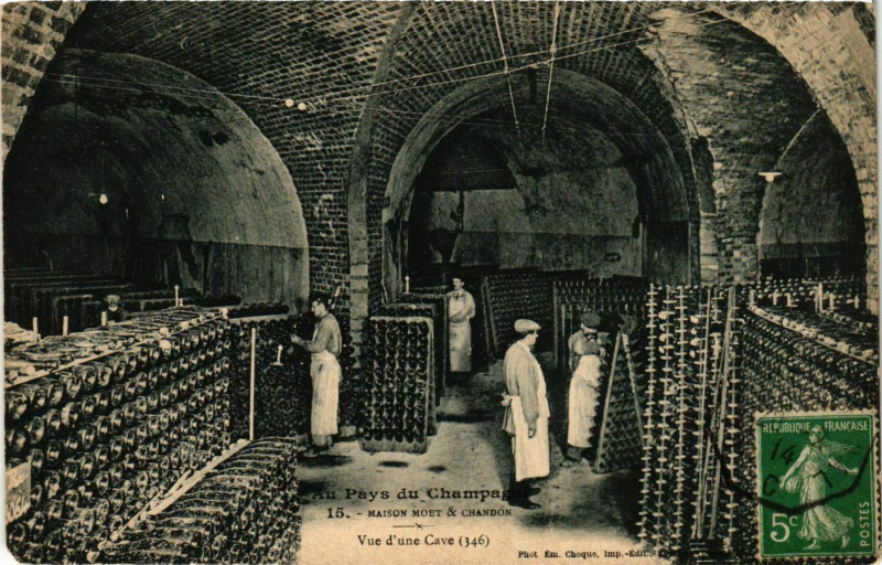 Carte postale ancienne Maison Moet et Chandon Vue d'une Cave