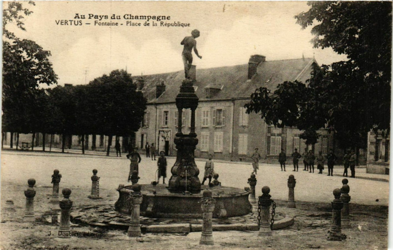 Carte postale ancienne Vertus Fontaine Place de la République