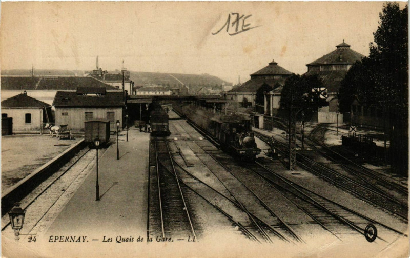 Carte postale ancienne Epernay Les Quais de la Gare à Épernay