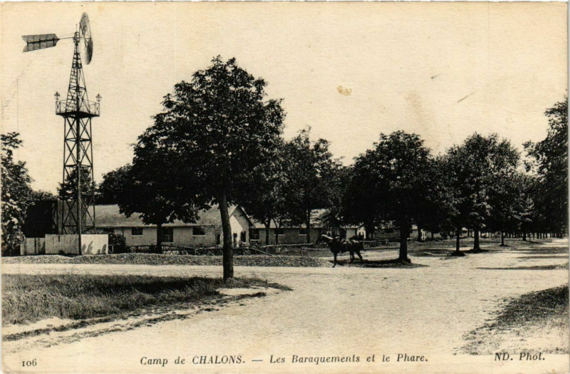 Carte postale ancienne Camp de Chalons Les Baraquements et le Phare