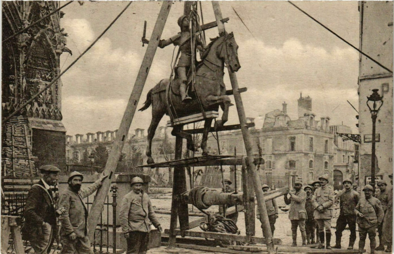 Carte postale ancienne Reims Statue de Jeanne d'Arc à Reims