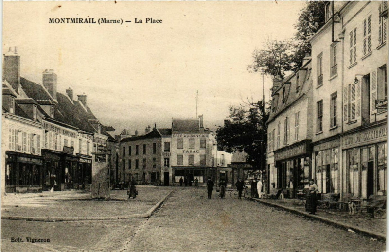 Carte postale ancienne Montmirail La Place à Montmirail
