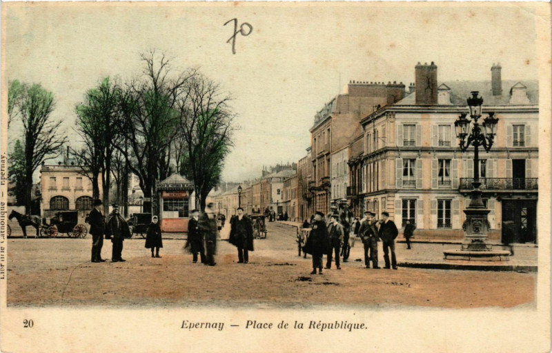 Carte postale ancienne Epernay Place de la République à Épernay