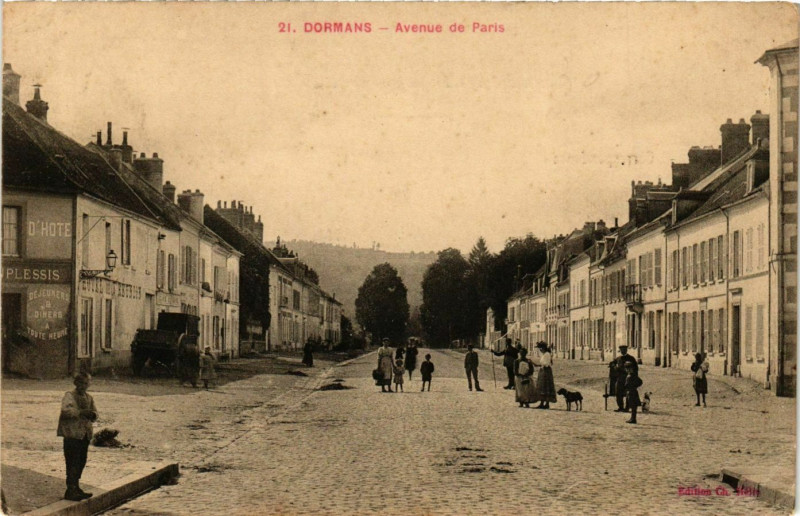 Carte postale ancienne Dormans Avenue de Paris à Dormans