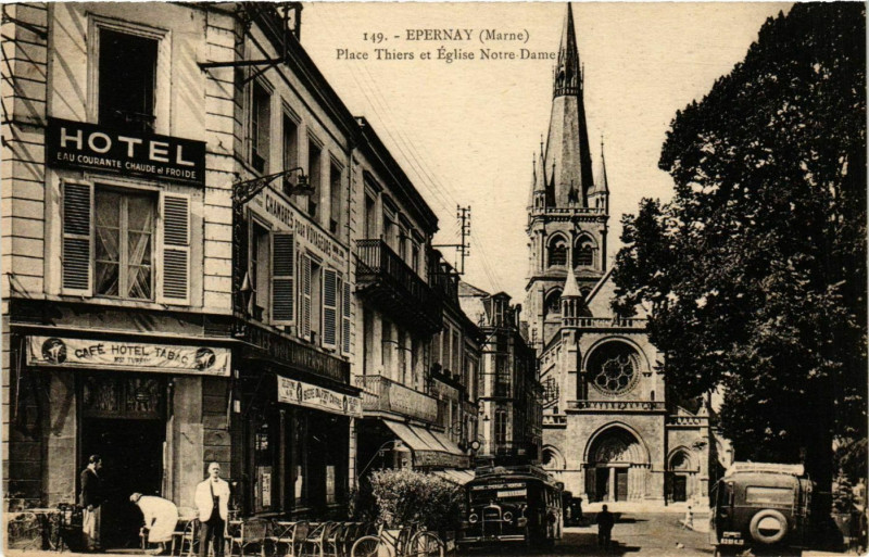 Carte postale ancienne Epernay Place Thiers et Eglise Notre-Dame à Épernay