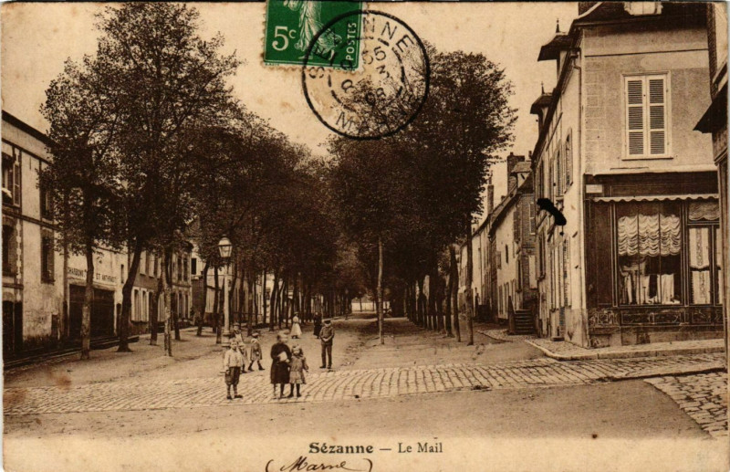 Carte postale ancienne Sezanne Le Mail à Sézanne