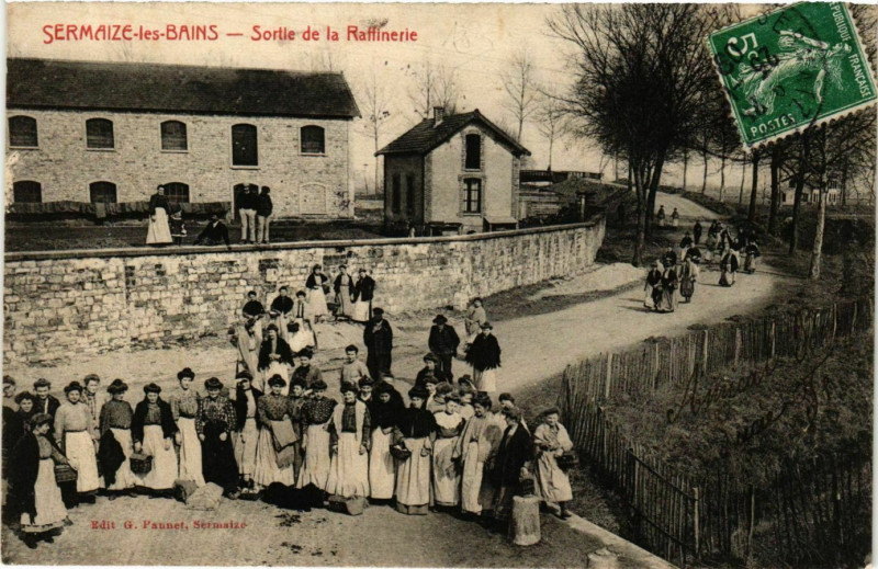 Carte postale ancienne Sermaize-les-Bains Sortie de la Raffinerie à Sermaize-les-Bains