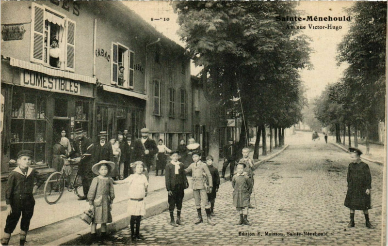 Carte postale ancienne Sainte-Menehould Avenue Victor-Hugo à Sainte-Menehould