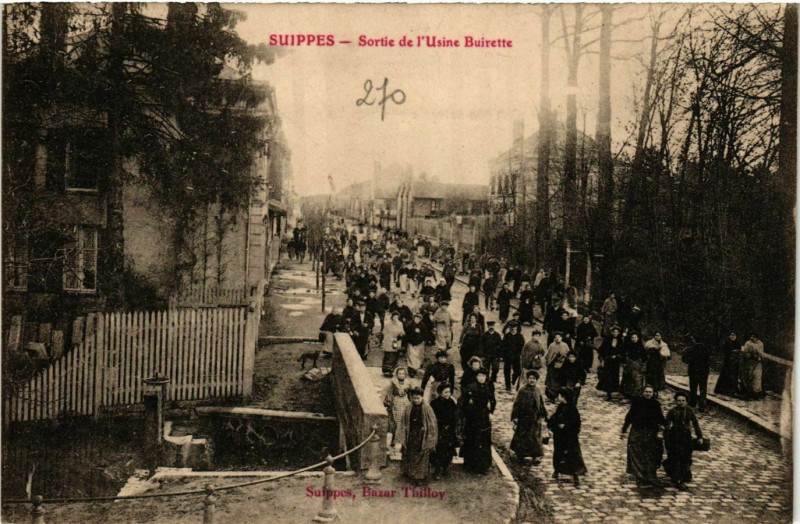Carte postale ancienne Suippes Sortie de l'Usine Buirette à Suippes