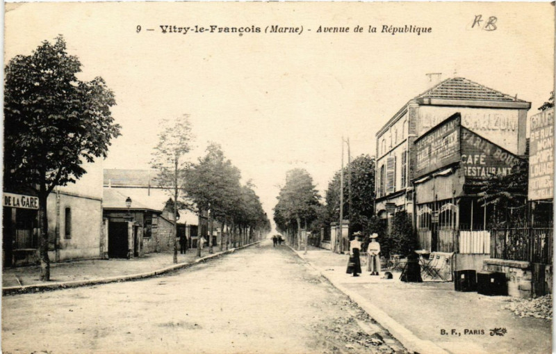 Carte postale ancienne Vitry le Francois Avenue de la Republique