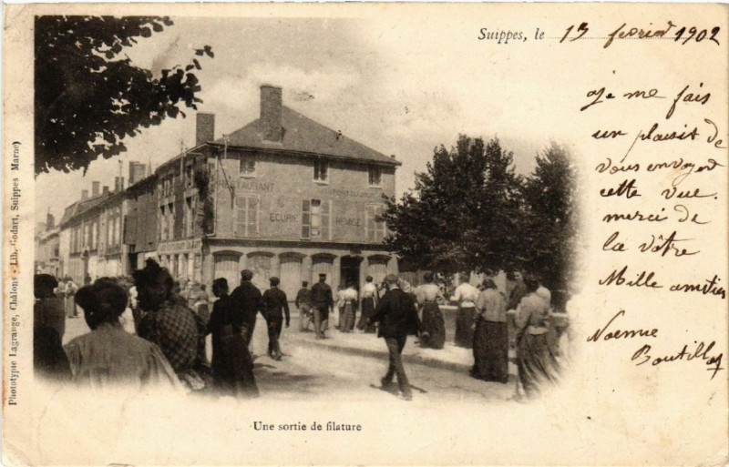 Carte postale ancienne Suippes-Une sortie de filature à Suippes