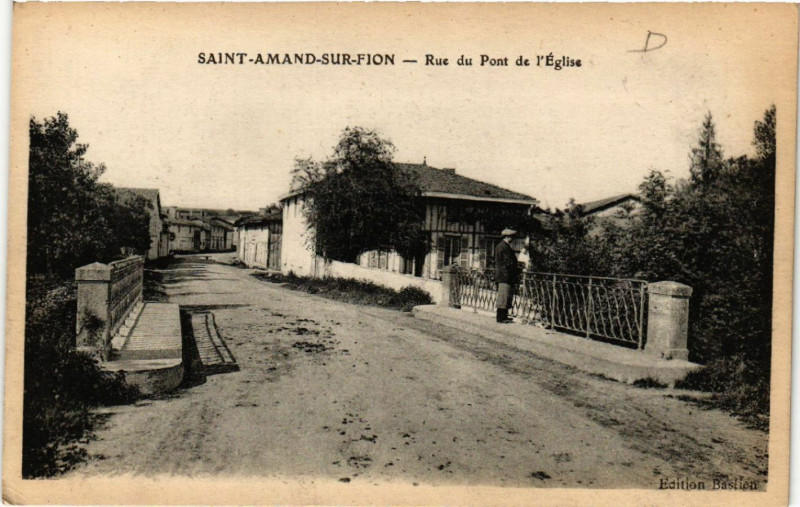 Carte postale ancienne Saint-Amand-Sur-Fion Rue du Pont de l'Eglise à Saint-Amand-sur-Fion