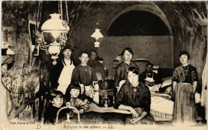 Carte postale ancienne Reims-Refugies dans les Caves à Reims