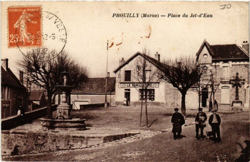 Carte postale ancienne Prouilly Place du Jet-d'Eau à Prouilly