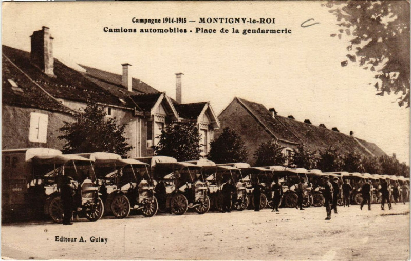 Carte postale ancienne Montigny-le-Roi Camions automobiles Place de la gendarmerie