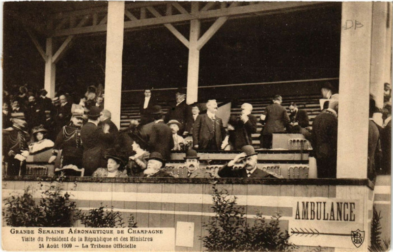 Carte postale ancienne La Tribune Officielle
