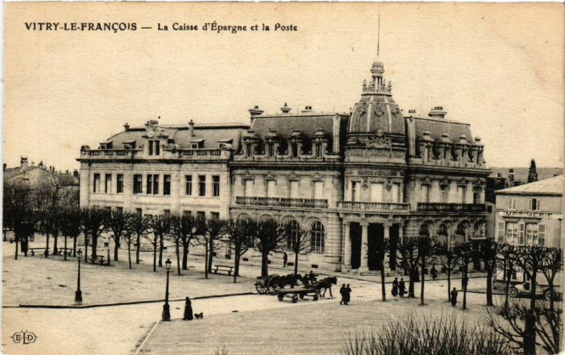 Carte postale ancienne Vitry le Francois-La Caisse d'Epargne et la Poste à Vitry-le-François