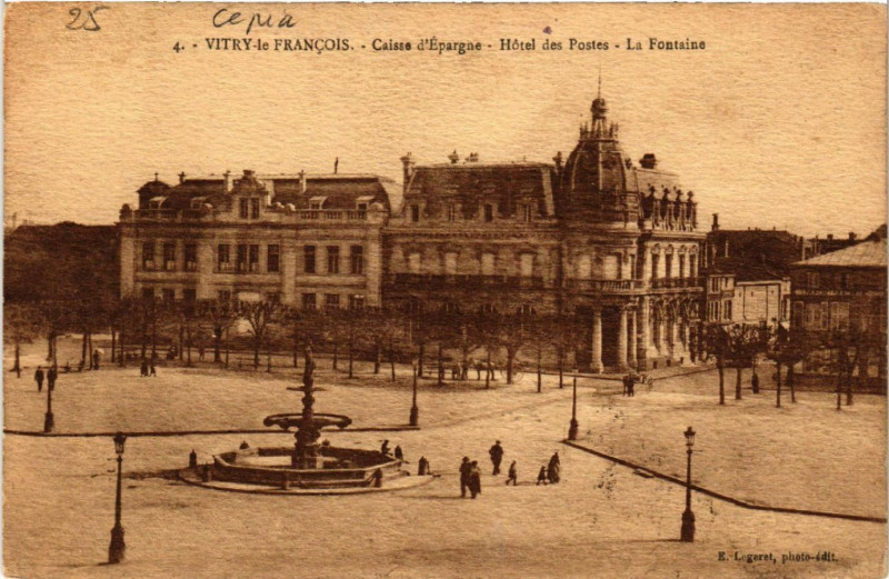 Carte postale ancienne Vitry le Francois-Caisse d'Epargne Hotel des Postes La Fontaine à Vitry-le-François