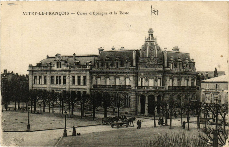 Carte postale ancienne Vitry le Francois Caisse d'Epargne et la Poste à Isse