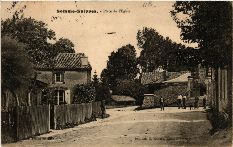Carte postale ancienne Somme Suippes Place de l'Eglise à Suippes