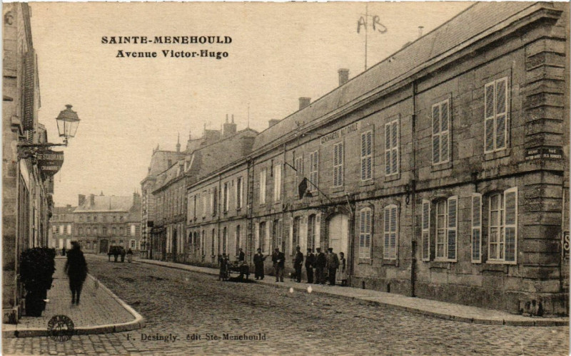 Carte postale ancienne Sainte-Menehould Avenue Victor-Hugo à Sainte-Menehould