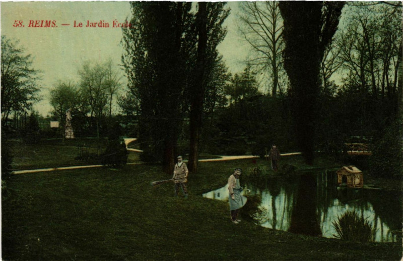 Carte postale ancienne Reims-Le Jardin Ecole à Reims
